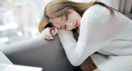 Ngủ ngay sau khi ăn trưa hại nhiều hơn lợi: Có thể hỏng dạ dày, tăng nguy cơ đột quỵ