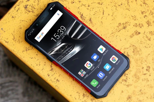 Ulefone Armor 6E được trang bị tấm nền màn hình IPS kích thước 6,2 inch, độ phân giải Full HD Plus (2.246x1.080 pixel), mật độ điểm ảnh 402 ppi. Màn hình này được chia theo tỷ lệ 19:9, bảo vệ bởi kính cường lực Corning Gorilla Glass 5, chiếm 91,8% diện tích mặt trước. 