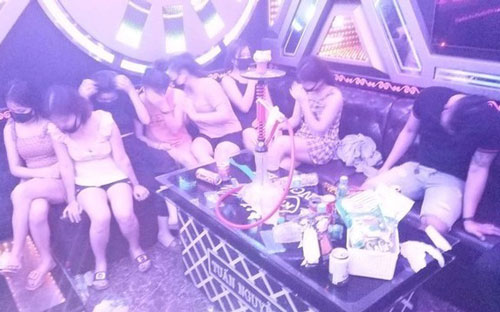 Nghệ An: Bất chấp lệnh cấm, 11 đối tượng vẫn “quẩy” thâu đêm trong quán karaoke