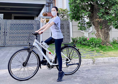 Bảo Thy khoe hoạt động tăng cường sức khoẻ mùa dịch, nhưng dân tình chỉ "dán mắt" vào biệt thự nhà chồng phía sau