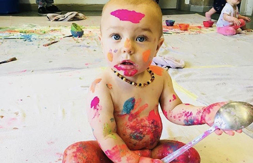 Để 2 con tự chơi ở phòng khách, khi quay lại ông bố "đứng hình" vì cảnh tượng đầy "ám ảnh"