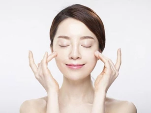 Thoa thứ này lên mặt 30 phút trước khi ngủ, cô gái ngỡ ngàng vì da trắng đẹp quá nhanh