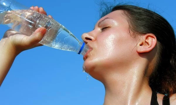 Mùa hè đến với không khí oi bức dễ khiến bạn “bốc hỏa”. Uống một ly nước đá để cảm thấy tỉnh táo là sự lựa chọn của nhiều người. Tuy nhiên, theo các chuyên gia, nước đá không thực sự tốt cho sức khỏe như mọi người nghĩ.