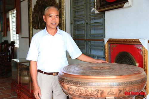 “Việc “sống lại” nghề đúc đồng là sự tri ân đối với tổ nghề và lưu giữ làng nghề truyền thống của quê hương”, nghệ nhân Nguyễn Bá Châu (sinh năm 1962) tâm sự.