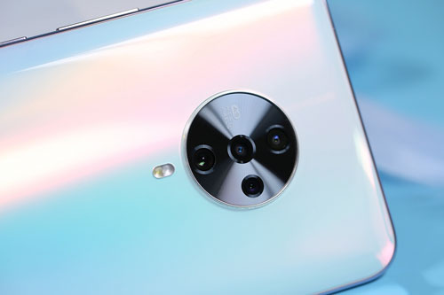 Cận cảnh smartphone 5G, cấu hình ‘khủng’ pin ‘trâu’, giá hấp dẫn