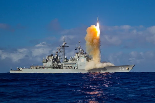 Tuần dương hạm lớp Ticonderoga của Hải quân Mỹ phóng tên lửa SM-3. Ảnh: Defence Blog.