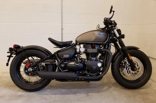 2. Triumph Bonneville Bobber Black.