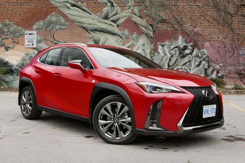 =1. Lexus UX 200 (mức tiêu hao nhiên liệu ở đường hỗn hợp: 8,6 lít /100 km).