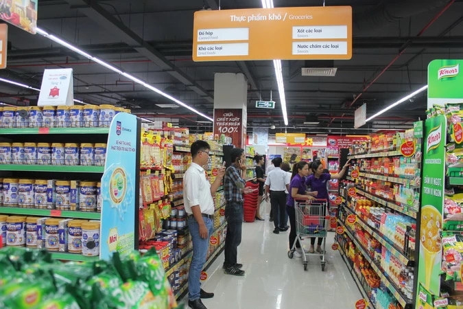 Người dân đổ xô mua sắm tại VinmartVinmart.