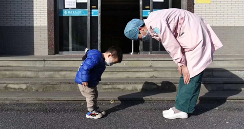 Cảm động trước khoảnh khắc cậu bé cúi gập người cảm ơn y tá sau khi được xuất viện