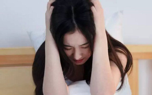 Đêm tân hôn mẹ chồng vào mở chăn của 2 vợ chồng, tôi sững sờ nhìn bà bật khóc