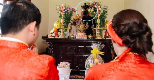 Cô dâu, chú rể đang khấn vái trước bàn thờ tổ tiên nhưng sự xuất hiện của "người thứ ba" mới gây chú ý