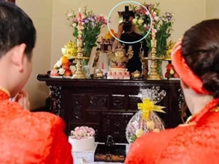 Cô dâu, chú rể đang khấn vái trước bàn thờ tổ tiên nhưng sự xuất hiện của "người thứ ba" mới gây chú ý