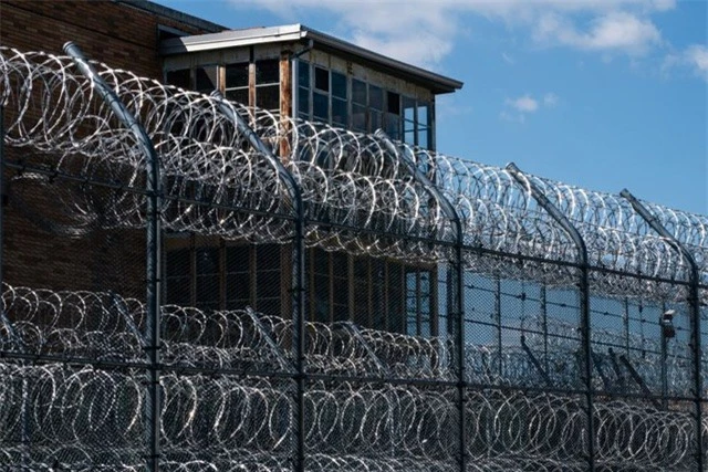 Mỹ thả hàng nghìn tù nhân ngăn dịch Covid-19 lây lan - 1