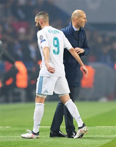HLV Zidane chưa tìm được cho Benzema một đối tác ăn ý trên hàng công