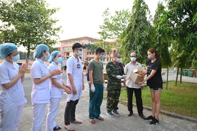 Võ Hoàng Yến ghi điểm bằng hành động đẹp: Cùng mọi người trong khu cách ly quyên góp 61 triệu hỗ trợ phòng dịch Covid-19 - Ảnh 5.