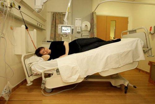 Đau đẻ tận 75 ngày, người mẹ phải nằm "chổng ngược" hơn 2 tháng để giữ tính mạng cho con