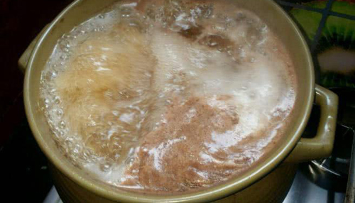 Hầm xương thấy có bọt sủi trắng trong nước là "độc" hay không? Câu trả lời khiến ai cũng bất ngờ