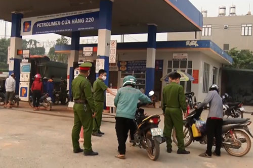 Mối nguy từ việc người dân đổ xô mua xăng tích trữ