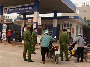 Mối nguy từ việc người dân đổ xô mua xăng tích trữ