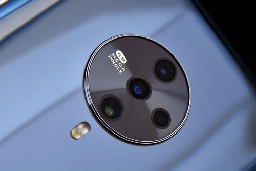 Vivo S6 5G sở hữu 4 camera sau. Cảm biến chính 48 MP, khẩu độ f/1.8 cho khả năng lấy nét theo pha. Ống kính thứ hai 8 MP, f/2.2 với góc rộng 112 độ. Cảm biến macro và cảm biến chiều sâu cùng có độ phân giải 2 MP, f/2.4. Bộ tứ này được trang bị đèn flash LED kép, quay video 4K. 