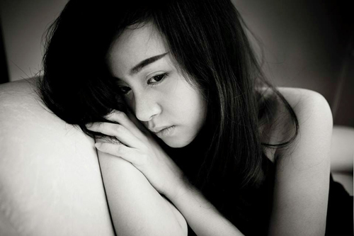 Đêm tân hôn, tôi "chết lặng" khi bóc món quà người yêu cũ của chồng gửi tặng