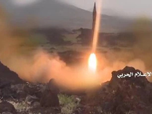 Houthi "dọa" bắn tên lửa trên ngàn km khi bị Saudi không kích