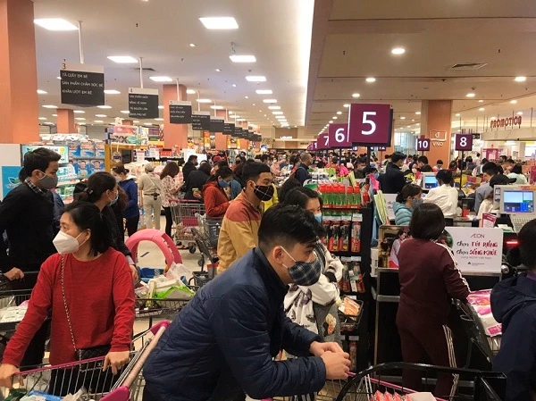 Người dân đổ xô đến các siêu thị để mua lương thực dự trữ (Ảnh Huyền Phạm)