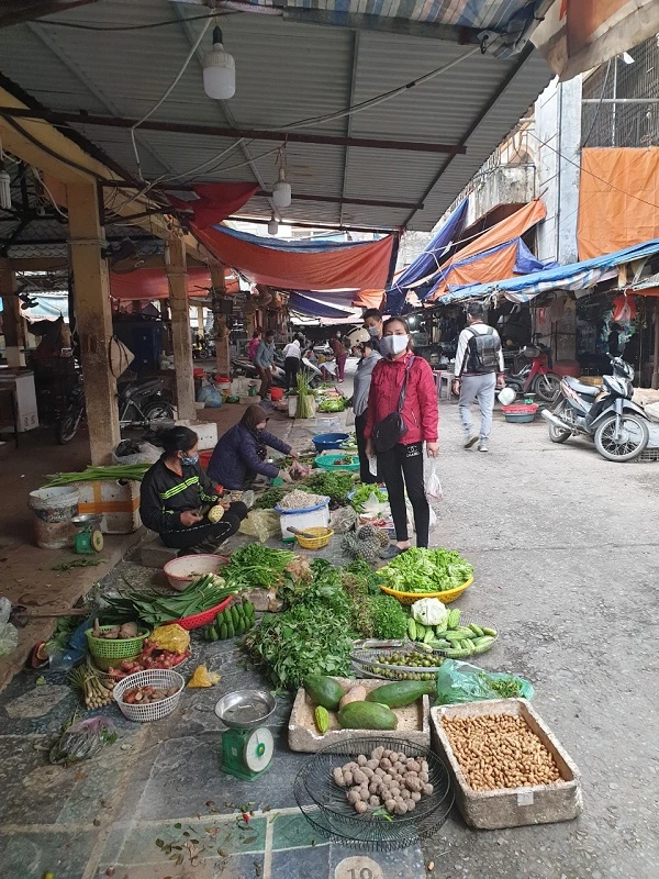 Tại các chợ dân sinh, các mặt hàng thực phẩm gần như là hết sạch. Không còn đồ để mua (Ảnh Huyền Phạm)