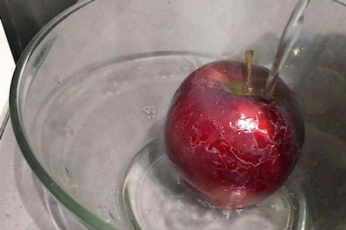 Dùng nước nóng đổ lên quả táo ai cũng thấy lạ, nhưng sự thật đằng sau vô cùng bất ngờ