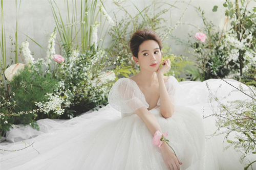 Sau chia sẻ muốn có con, Ngọc Trinh tung bộ ảnh mặc váy cưới đẹp đến "nao lòng"