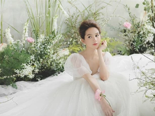 Sau chia sẻ muốn có con, Ngọc Trinh tung bộ ảnh mặc váy cưới đẹp đến "nao lòng"