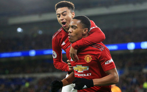 Lột xác ngoạn mục, "số 9" của Man Utd vẫn bị "dằn mặt"