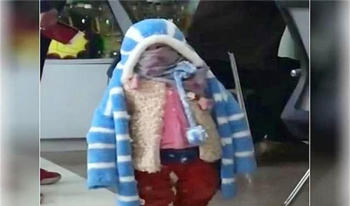 Nhờ ông bà trông cháu vài hôm, bố mẹ suýt không nhận ra con khi thấy hình ảnh này