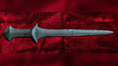 Thanh kiếm bị đặt nhầm trong khu để những cổ vật thời trung cổ. Nó được cho là có nguồn gốc từ phía Đông Anatolia, niên đại khoảng 5.000 năm. Đây là một trong những thanh kiếm lâu đời nhất từng được tìm thấy. Ảnh: Ca' Foscari University of Venice.