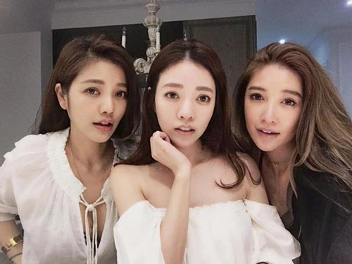 3 chị em gái nhà họ Hứa nức tiếng Đài Loan vì nhan sắc không tuổi: Hứa Lộ Nhi (41 tuổi, bìa trái), Hứa Phi Phi ( 40 tuổi, đứng giữa), Hứa Duy Ân (36 tuổi, bìa phải)