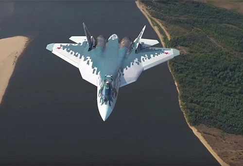 Theo chuyên gia Caleb Carson, có một mối quan hệ trực tiếp giữa việc biên chế tiêm kích đa năng thế hệ 4,5 Su-35S trong lực lượng hàng không vũ trụ Nga và sự phát triển của chiến đấu cơ thế hệ năm Su-57.