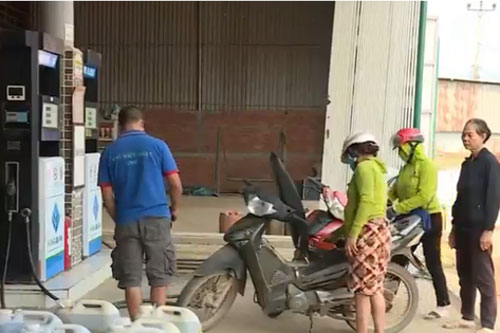 Nghe theo tin đồn thất thiệt, người dân Đắk Lắk đổ xô đi mua xăng tích trữ