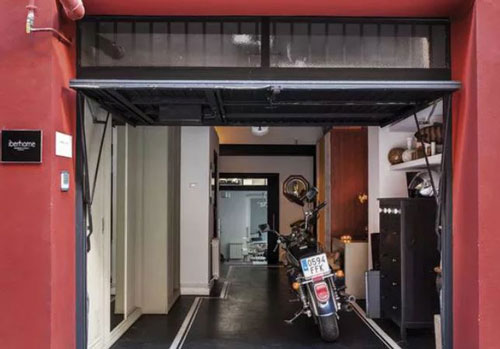 Ngôi nhà 30m² khiến chủ nhân chỉ muốn ở trong nhà do cách thiết kế kết hợp không gian sống và sở thích giải trí cá nhân