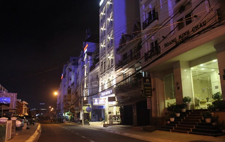 Đường Nguyễn Chí Thanh nơi có nhiều khách sạn và khách du lịch lưu trú bậc nhất TP. Đà Lạt nhưng đêm 1.4 đã vắng vẻ 