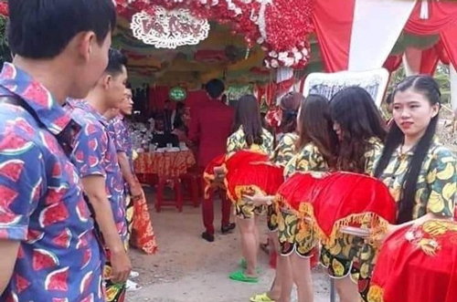 Nam thanh, nữ tú đi bê tráp đám cưới nhưng lại làm điều này khiến dân mạng "dậy sóng"