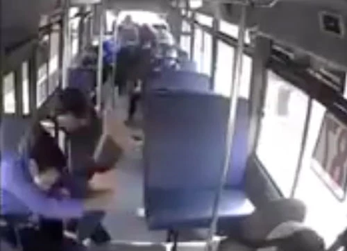 Nghi can Gương dùng dao tấn công nữ tiếp viên xe buýt (Ảnh cắt từ camera an ninh trên xe).