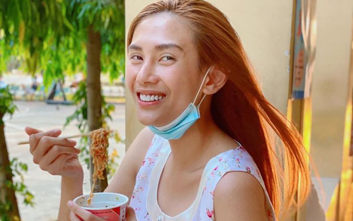 Sao Việt khoe mặt ít son phấn khi ở nhà phòng dịch