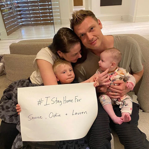 Nick Carter chia sẻ ảnh chụp gia đình hạnh phúc lên trang cá nhân cùng lời tuyên bố "Tôi ở nhà vì Saoirse, Odin và Lauren". Đây là tên vợ và hai con của cựu thành viên Backstreet Boys.
