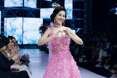 Bán đấu giá chiếc váy Mai Phương từng mặc để quyên góp tiền cho bé Lavie