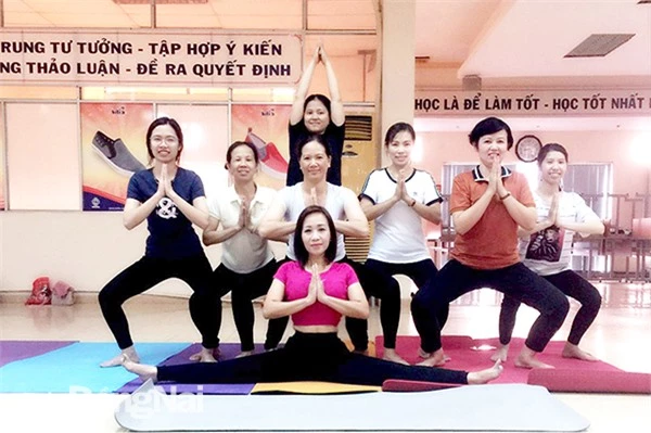 Người lao động Công ty TNHH Bình Tiên Đồng Nai (P.Tam Hiệp, TP.Biên Hòa) luyện tập yoga sau giờ làm việc. Ảnh: T.Lâm