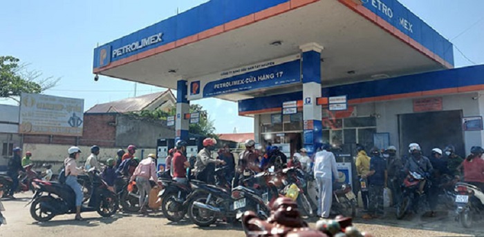Nhiều người dân kéo nhau đến mua xăng, dầu về dự trữ tại huyện M’Đrắk (Ảnh Báo Đắk Lắk)