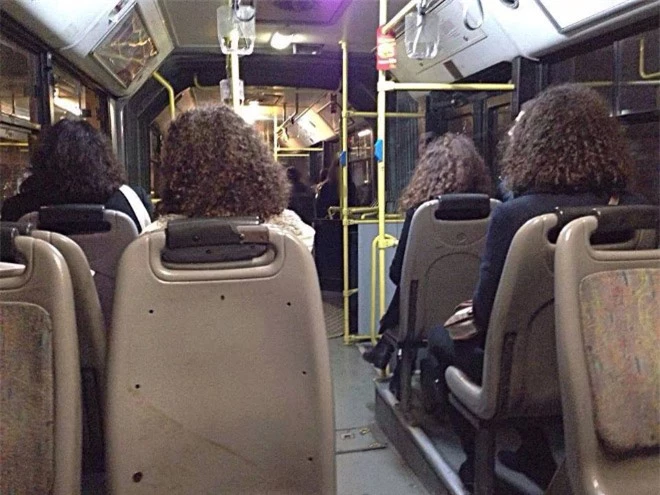 Cả 4 cô gái ngồi trên xe buýt đều sở hữu mái tóc xoăn giống y nhau.