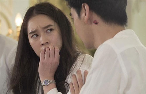 Nghe tin anh chồng mất, tôi đem 200 triệu đến viếng thì bị chị dâu vứt tiền vào người đuổi về, còn chồng tuyên bố sẽ ly hôn ngay sau tang lễ