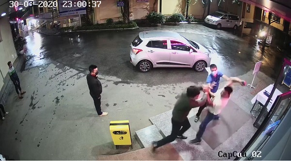 Phú Thọ: Nhân viên Bệnh viện Hùng Vương bị đấm tím mặt vì nhắc người nhà bệnh nhân đeo khẩu trang phòng Covid-19